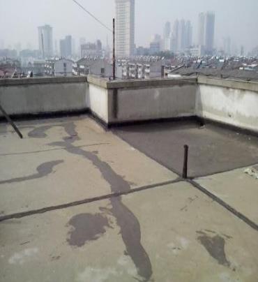 青龙漏水维修 楼顶漏水是什么原因，楼顶漏水维修方法是什么?